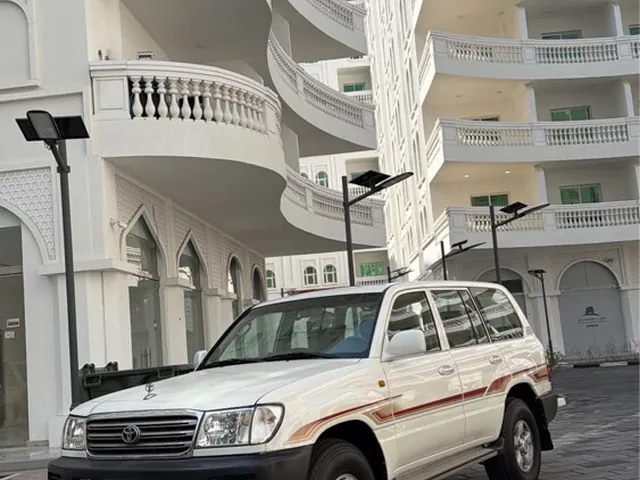 صورة 2005 تويوتا لاند كروزر GX