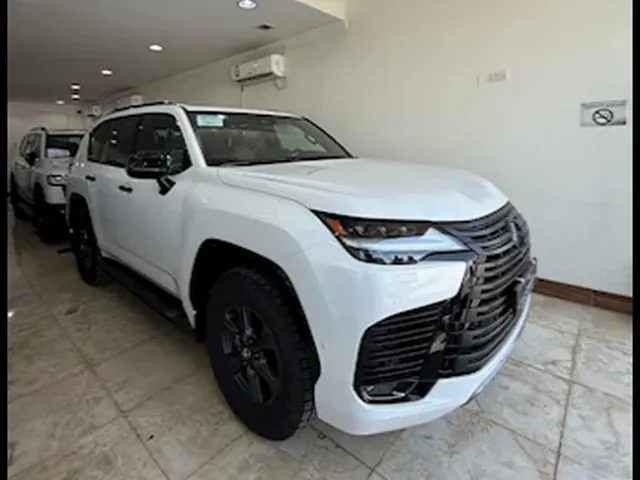 صورة 2025 لكزس LX 700h