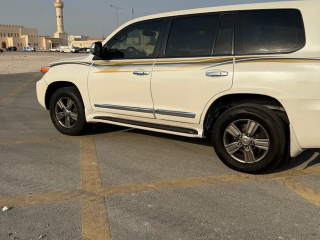 صورة 2015 تويوتا لاند كروزر VXR