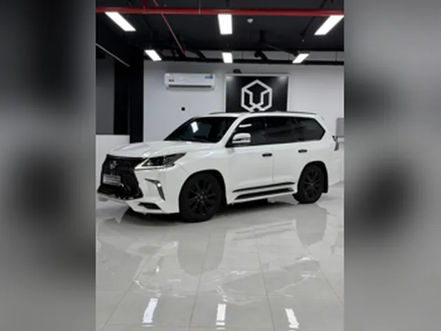 صورة 2019 لكزس LX 570 بلاك ايديشن