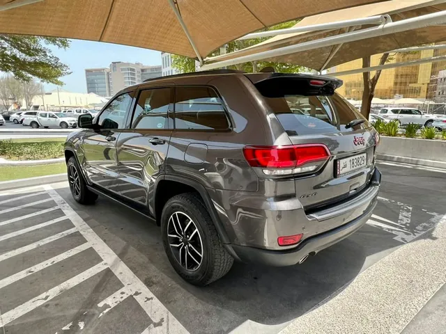 صورة 2019 جيب جراند شيروكي
