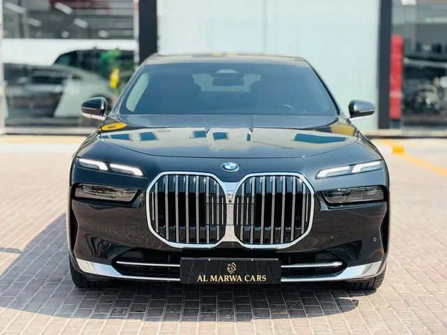 صورة 2025 بي إم دبليو الفئة السابعة 735i