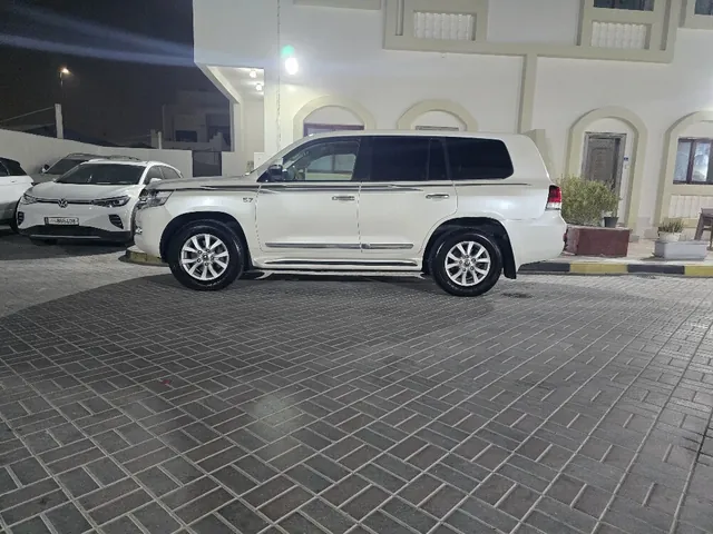 صورة 2018 تويوتا لاند كروزر VXR