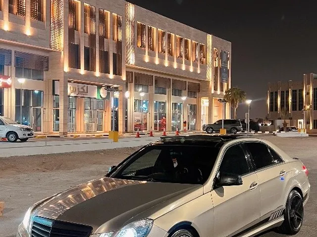 صورة 2010 مرسيدس-بنز E 300