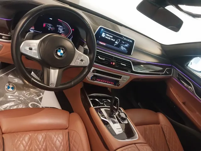 صورة 2020 بي إم دبليو الفئة السابعة 740Li
