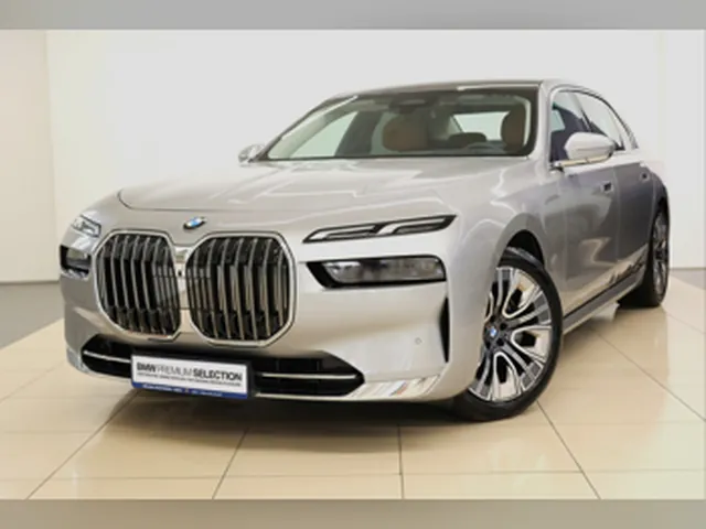 صورة 2026 بي إم دبليو الفئة السابعة 735i