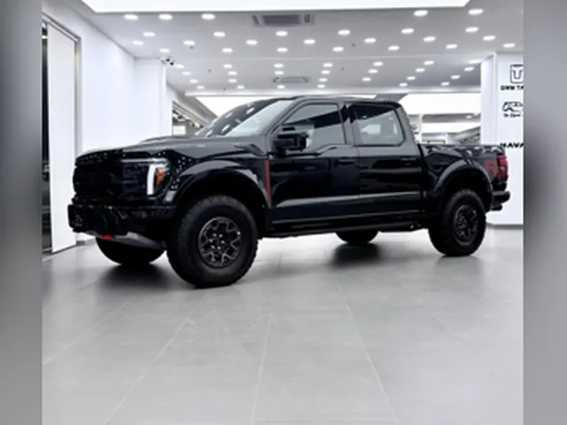 صورة 2025 فورد F-150 رابتور
