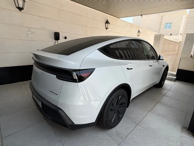 صورة 2026 تيسلا Model Y بيرفورمانس