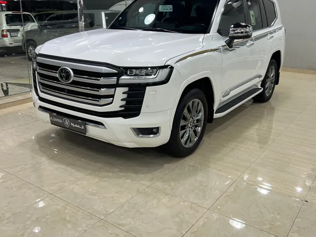 صورة 2023 تويوتا لاند كروزر VXR