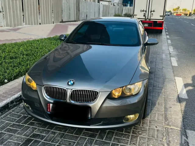 صورة 2009 بي إم دبليو الفئة الثالثة 330i