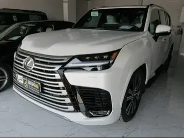 صورة 2023 لكزس LX 600 لكجري