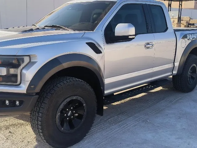 صورة 2017 فورد F-150 SVT رابتر