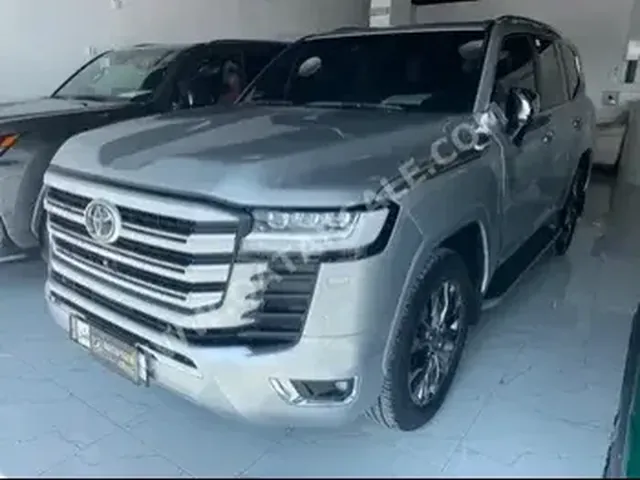 صورة 2022 تويوتا لاند كروزر VXR