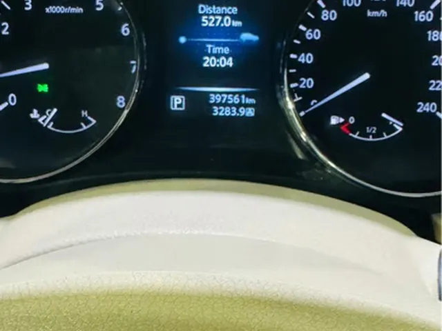 صورة 2015 نيسان اكس-تريل SV