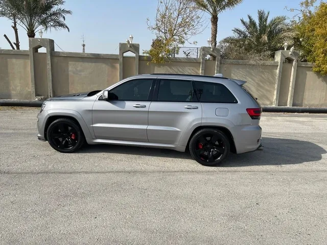 صورة 2014 جيب جراند شيروكي SRT