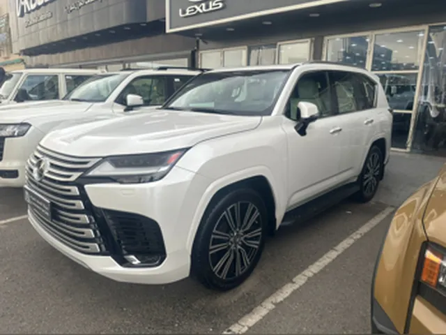 صورة 2023 لكزس LX 600 لكجري