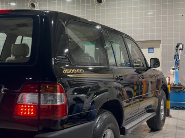 Photo of 2003 Toyota Land Cruiser GX