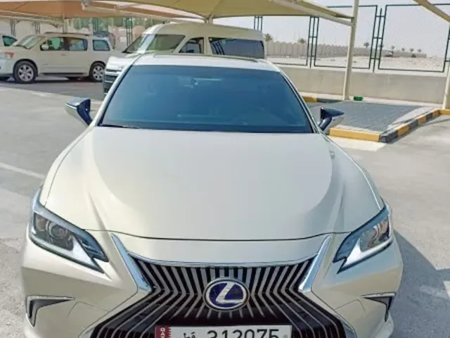 صورة 2020 لكزس ES 300h