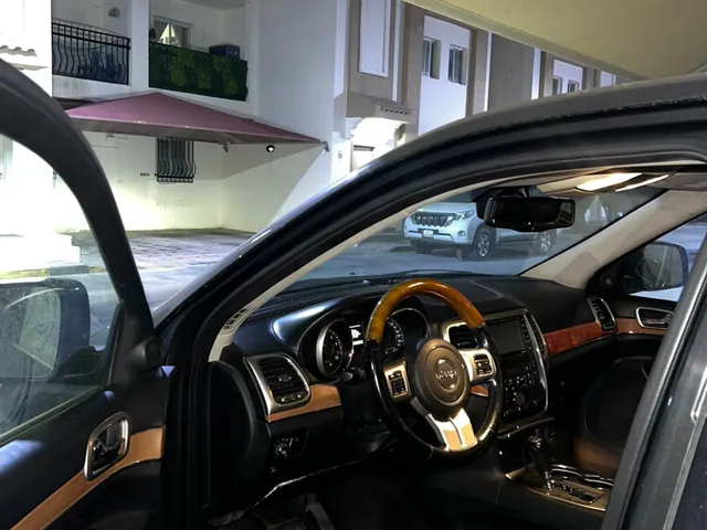 صورة 2011 جيب جراند شيروكي SRT
