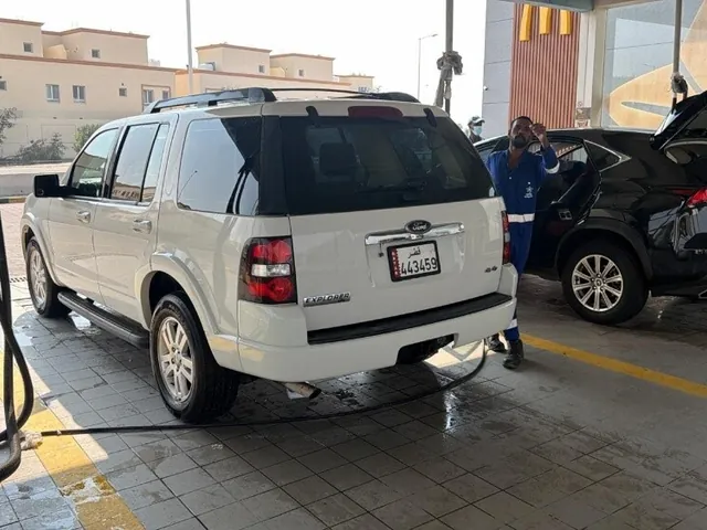 Photo of 2010 Ford Explorer XLT