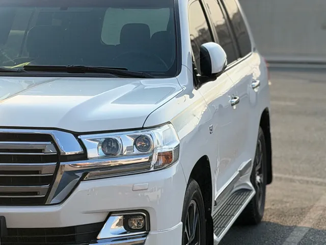صورة 2018 تويوتا لاند كروزر VXR