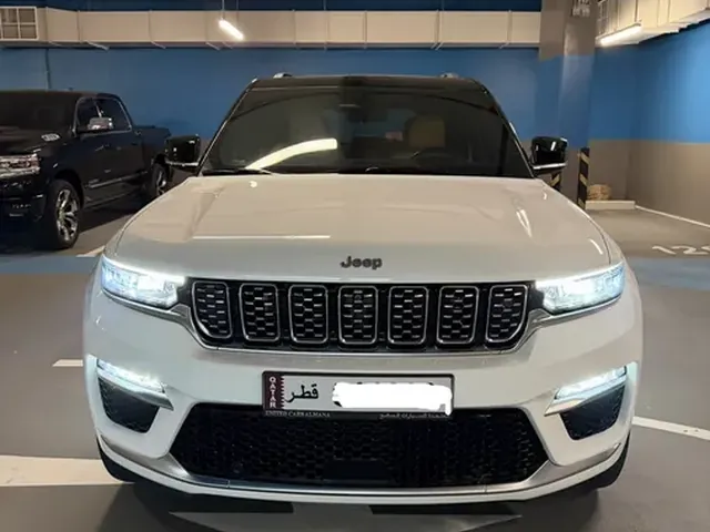 صورة 2023 جيب جراند شيروكي سميت