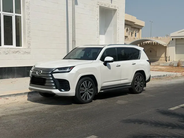 صورة 2023 لكزس LX 600 لكجري