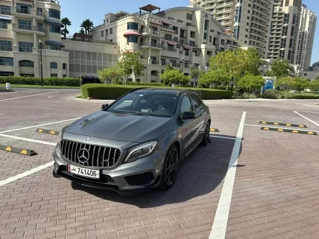 صورة 2015 مرسيدس-بنز GLA 45 AMG