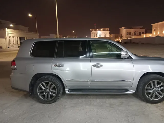 صورة 2014 لكزس LX 570