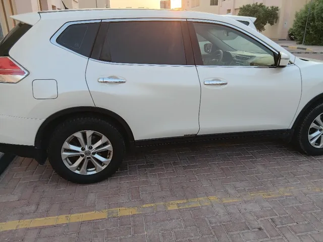 صورة 2015 نيسان اكس-تريل SV