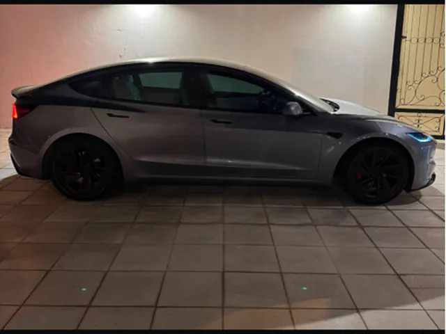 صورة 2025 تيسلا Model 3 بيرفورمانس