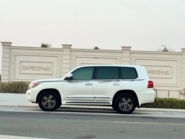 صورة 2014 تويوتا لاند كروزر GXR