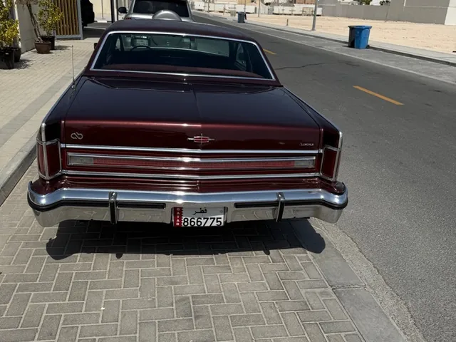 صورة 1977 لينكون كونتيننتال
