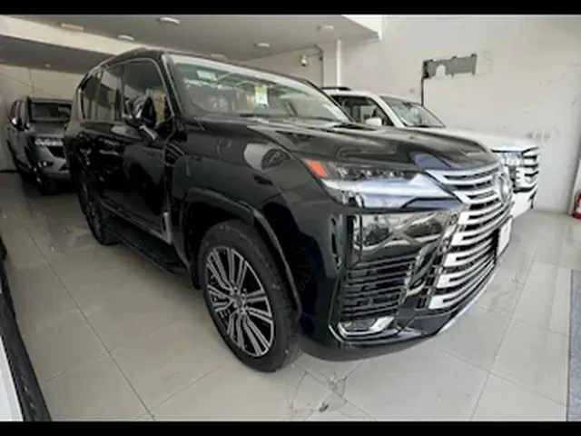 صورة 2023 لكزس LX 600 لكجري