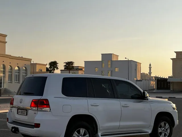 صورة 2016 تويوتا لاند كروزر GXR