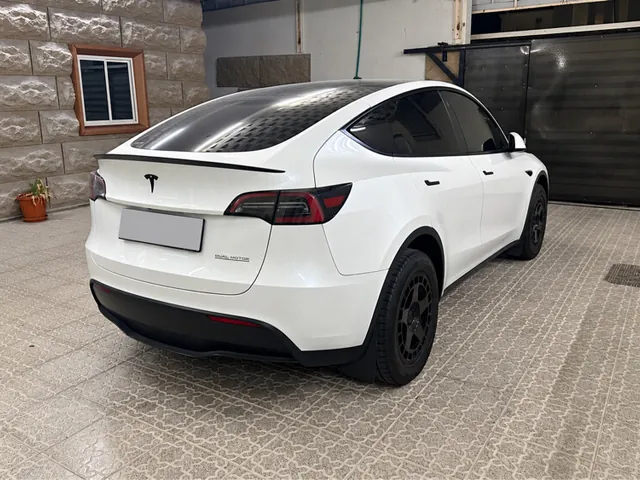 صورة 2023 تيسلا Model Y بيرفورمانس