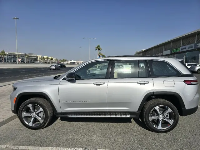 Photo of 2025 Jeep Grand Cherokee Limited