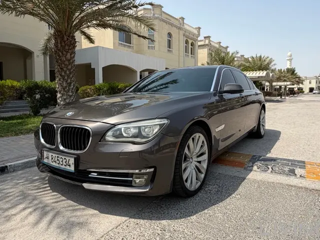 صورة 2013 بي إم دبليو الفئة السابعة 740Li