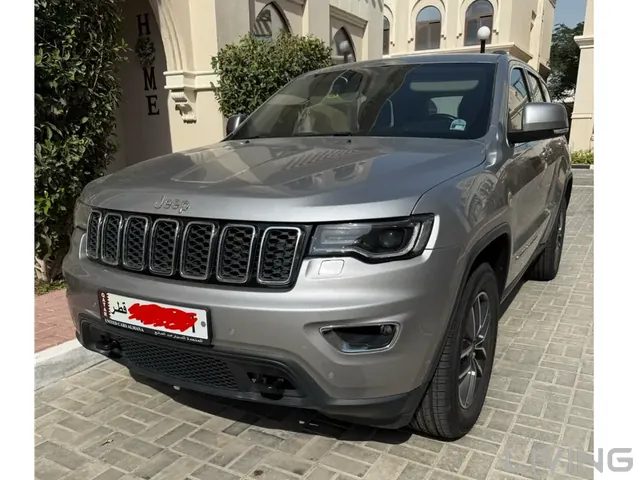 صورة 2020 جيب جراند شيروكي لاريدو