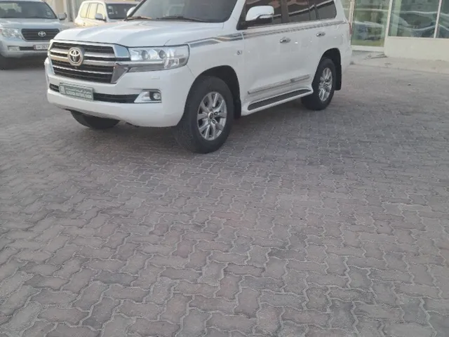 صورة 2019 تويوتا لاند كروزر VXR
