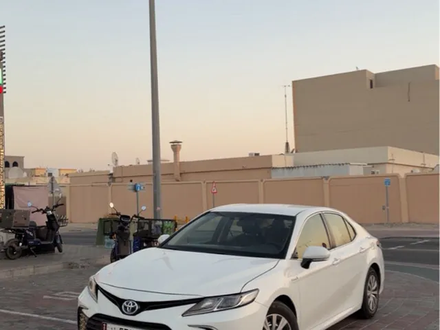 صورة 2022 تويوتا كامري هايبرد