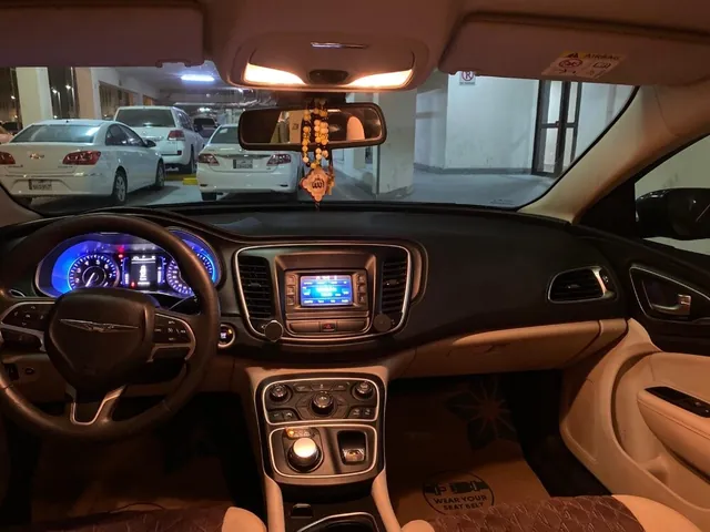 صورة 2016 كرايسلر 200 C