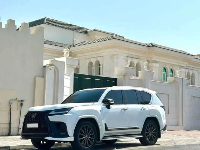 صورة 2025 لكزس LX 700h إف سبورت