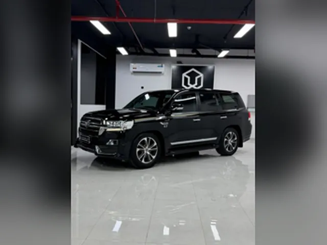 صورة 2020 تويوتا لاند كروزر VXR جراند تورينج S