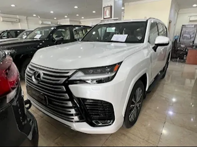 صورة 2025 لكزس LX 600 لكجري