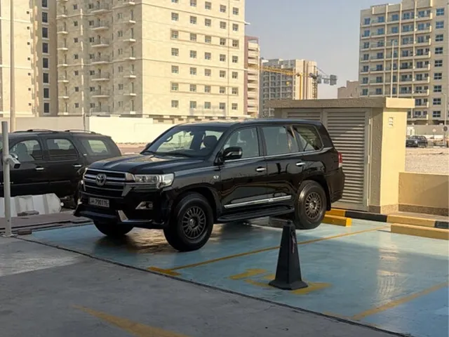 صورة 2016 تويوتا لاند كروزر VXR
