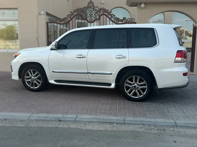 صورة 2012 لكزس LX 570
