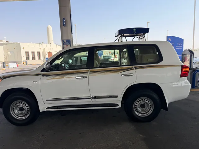صورة 2015 تويوتا لاند كروزر VXR