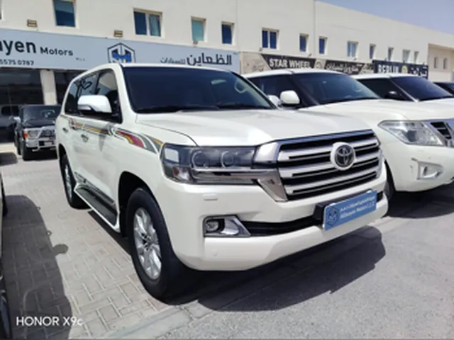 صورة 2017 تويوتا لاند كروزر GXR وايت إيديشن