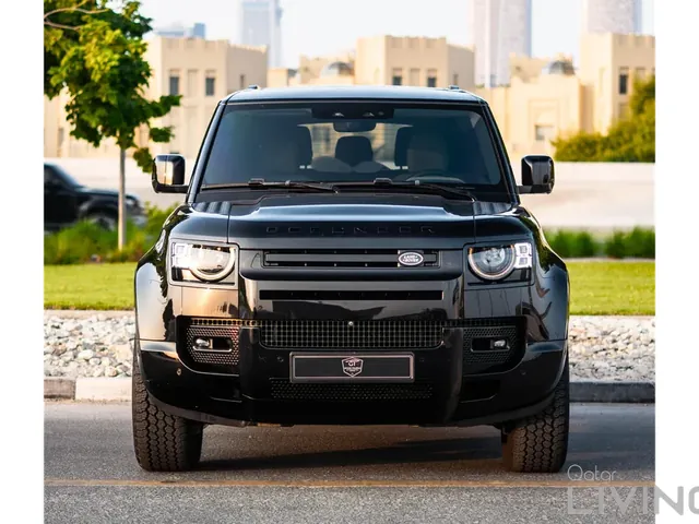 صورة 2023 لاند روفر ديفندر 90